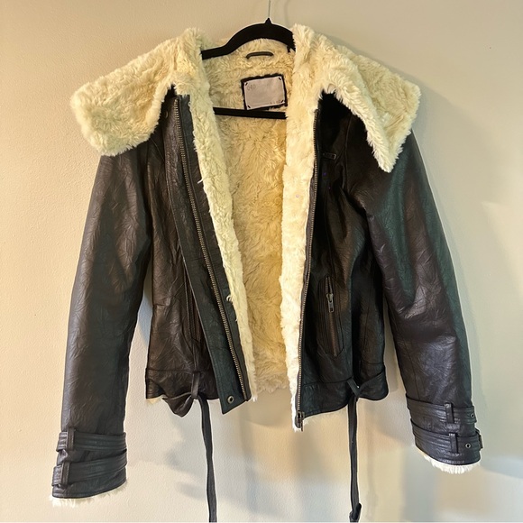 Q40 Leather Jacket with Fur Lining - Picture 7 of 8